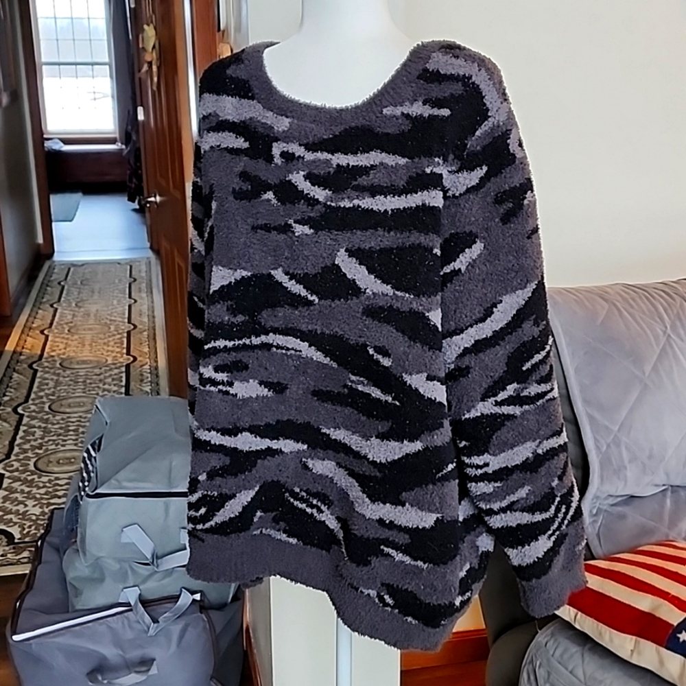 Barefoot dreams camo sweater 1X plus grey